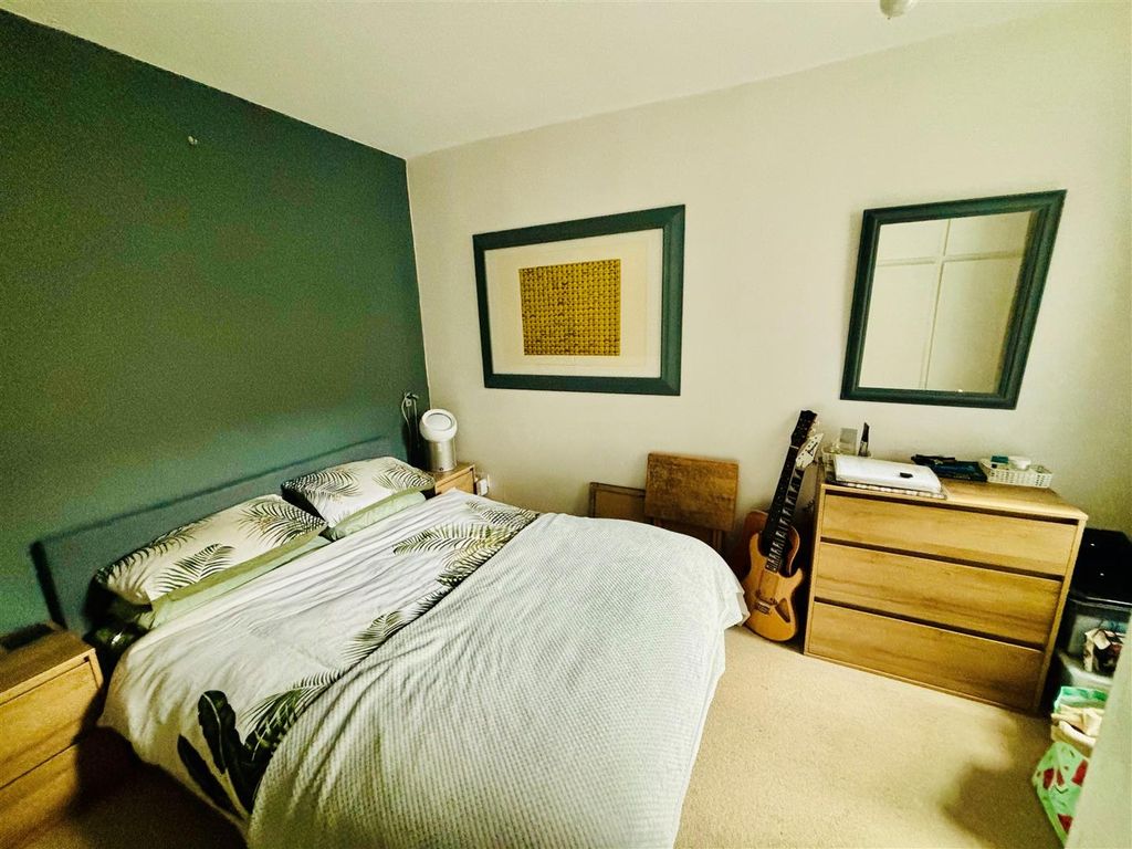 Property photo 3 of 6 Bedroom Elm Rd.Jpg