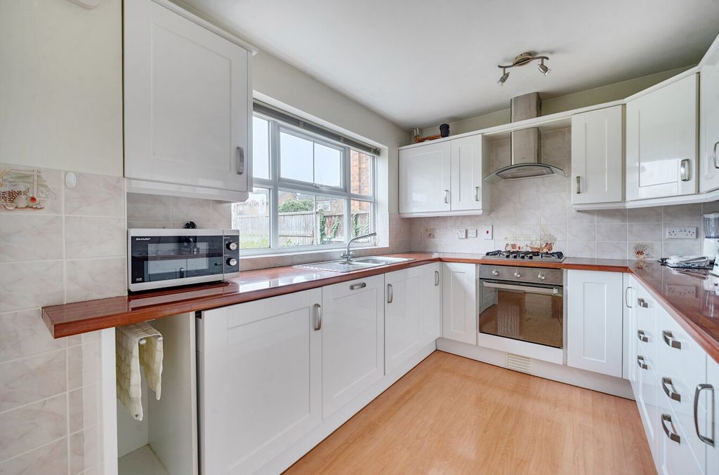 Property photo 3 of 16 1385811-20-693c01...