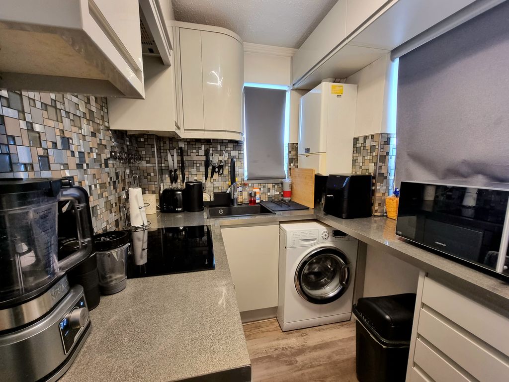 Property photo 3 of 8 Kitchen
