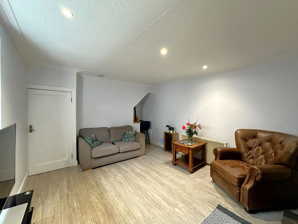 Property photo 3 of 12 Lounge 