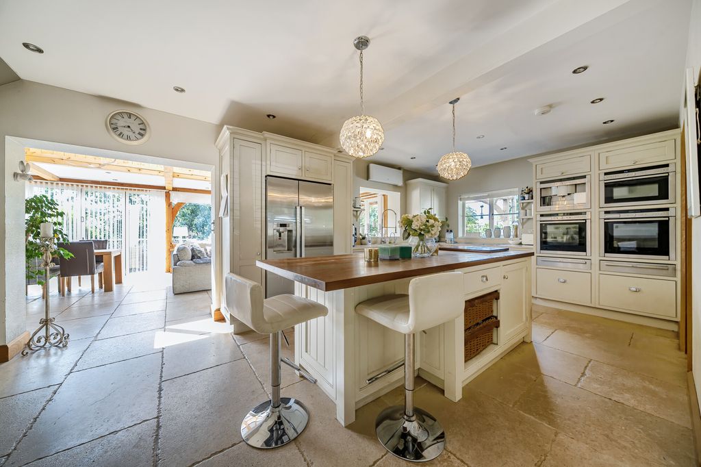 Property photo 2 of 23