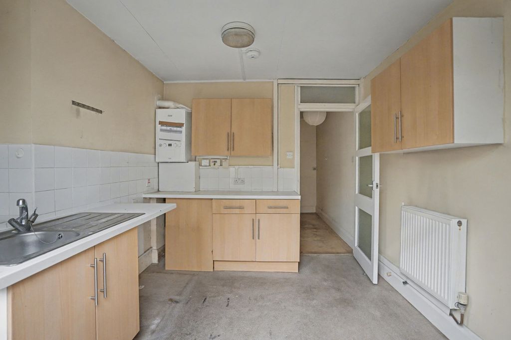 Property photo 2 of 18 217A Westcombe Hill, Kidbrooke, London, Se3 7Dr