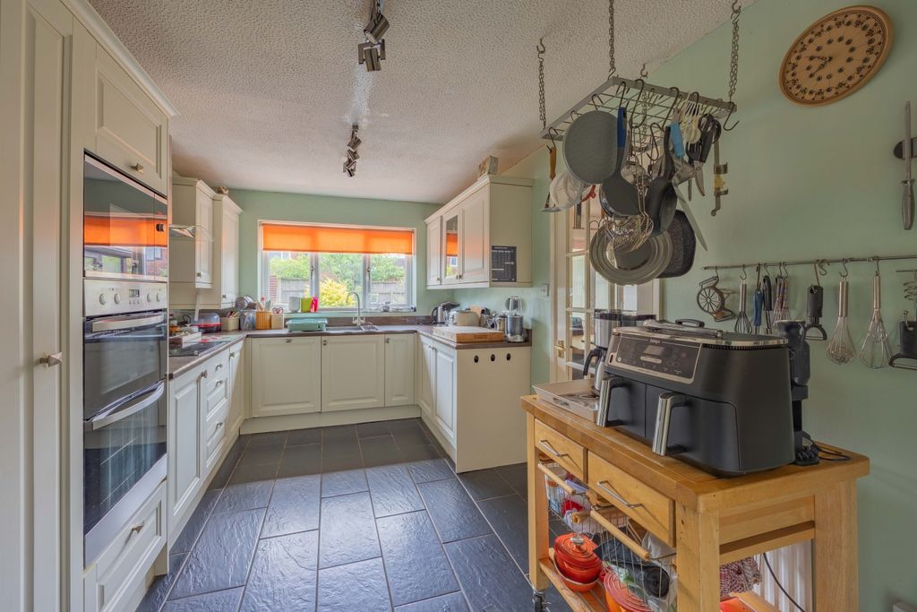 Property photo 2 of 29 Ewemove Taunton Ellis Grove (28)