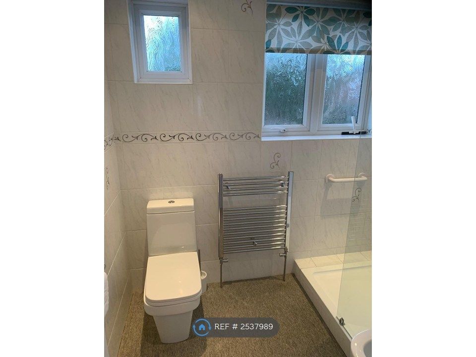 Property photo 3 of 10 Bathroom