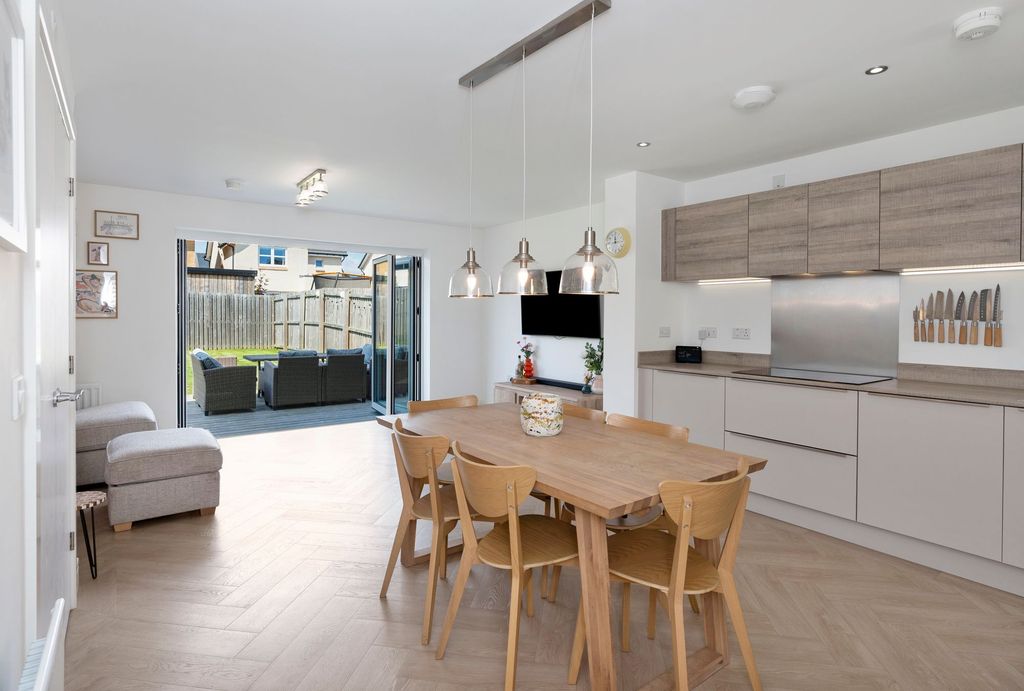 Property photo 2 of 36 Dining /Kitchen