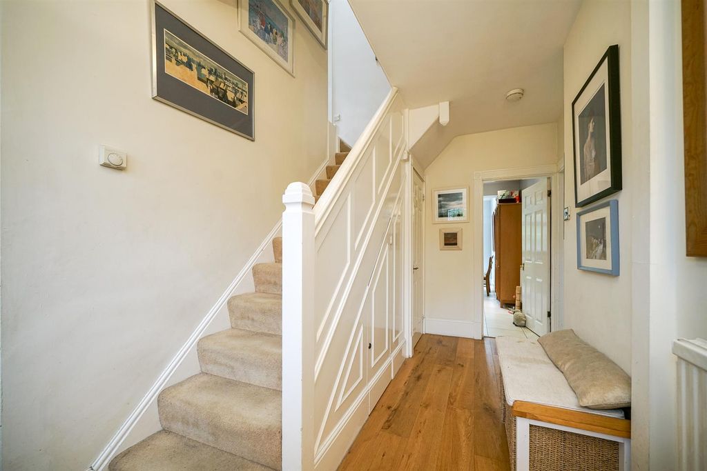 Property photo 2 of 34 Entrance Hall