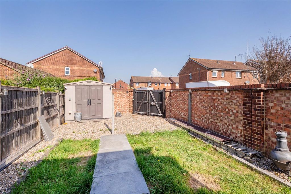 Property photo 2 of 15 2 Boveney Close-2.Jpg