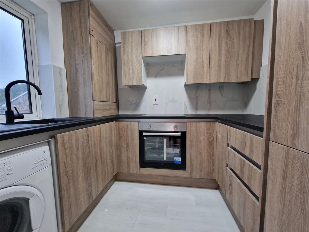 Property photo 3 of 8 Kitchen