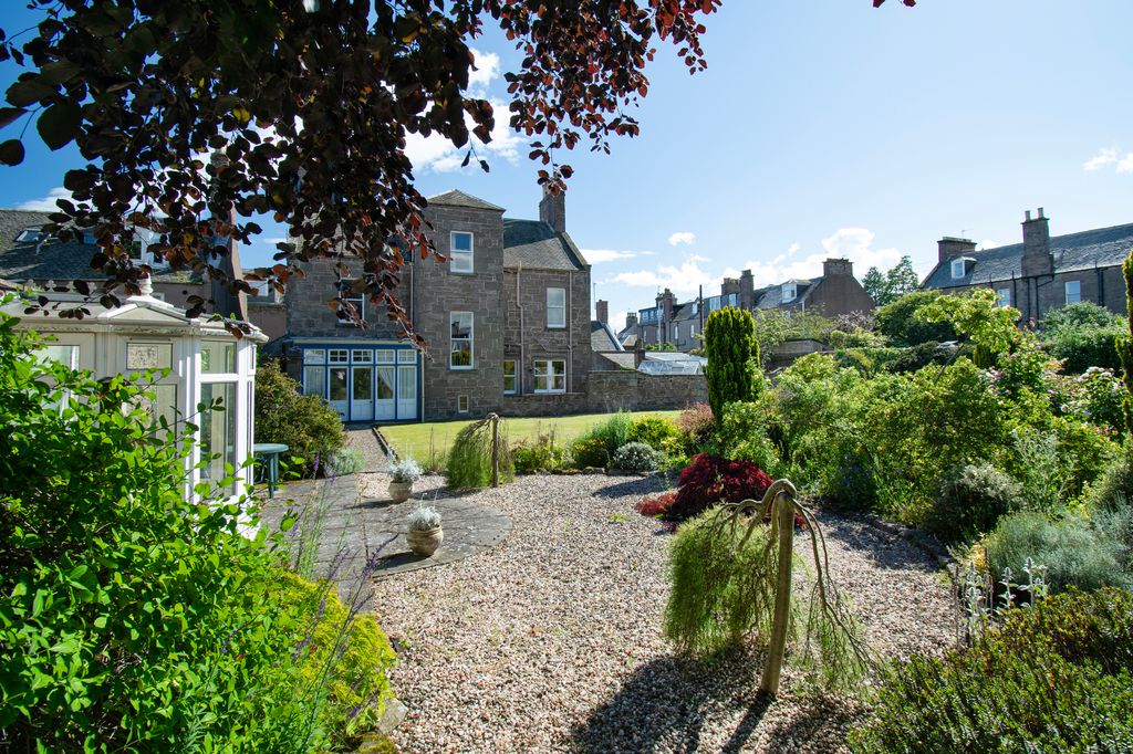 Property photo 3 of 47