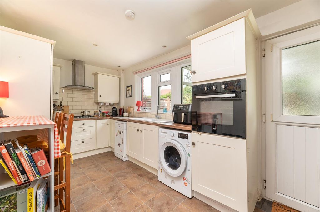 Property photo 3 of 25 Breakfast Kitchen