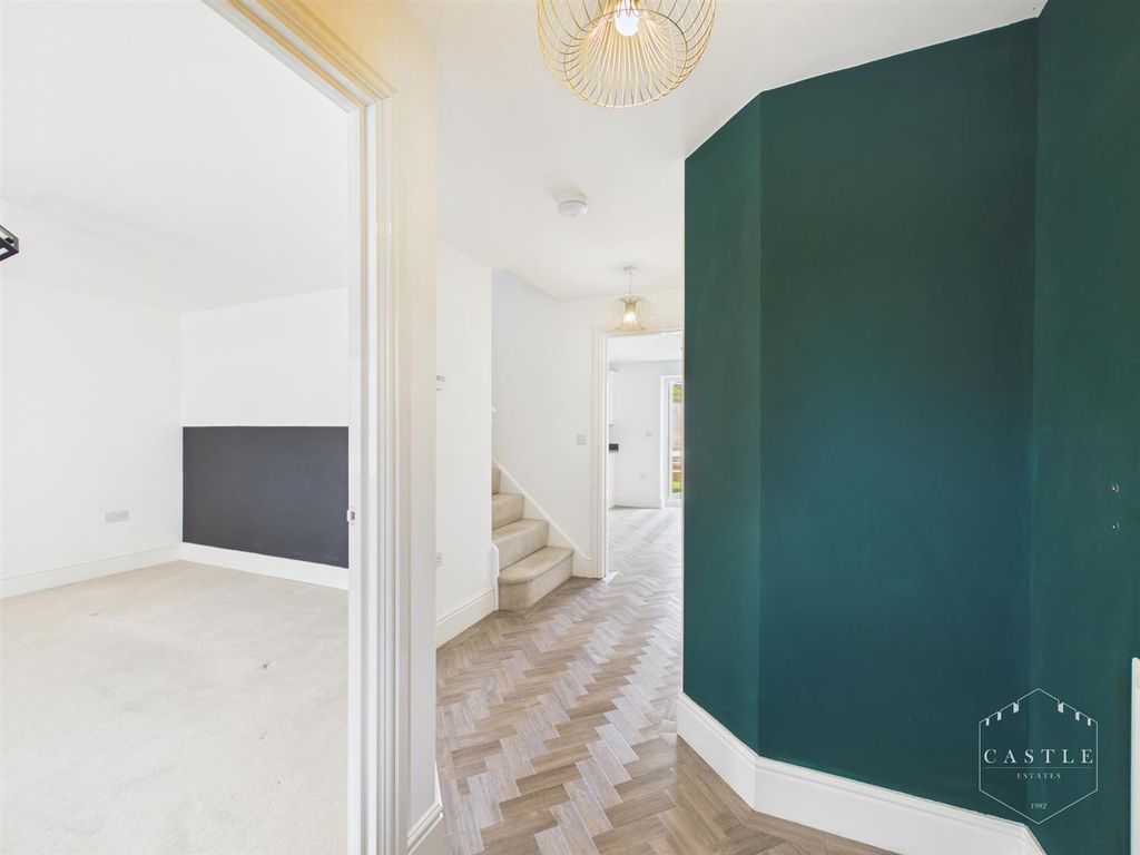 Property photo 2 of 21 Entrance Hall