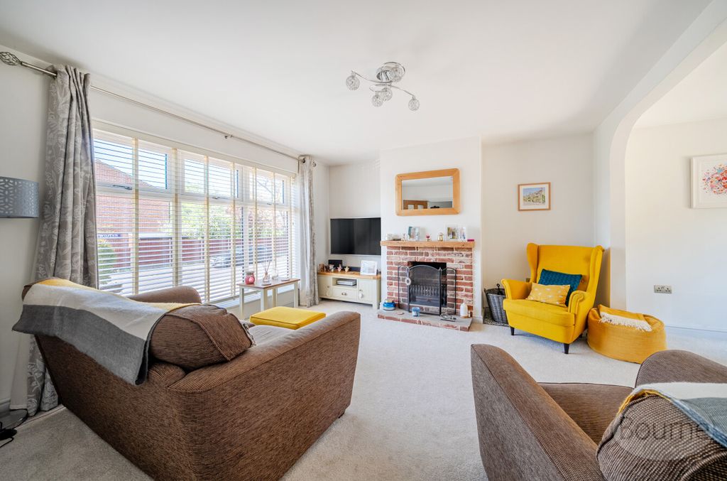 Property photo 2 of 24 c2B92De9-9Af2-445...