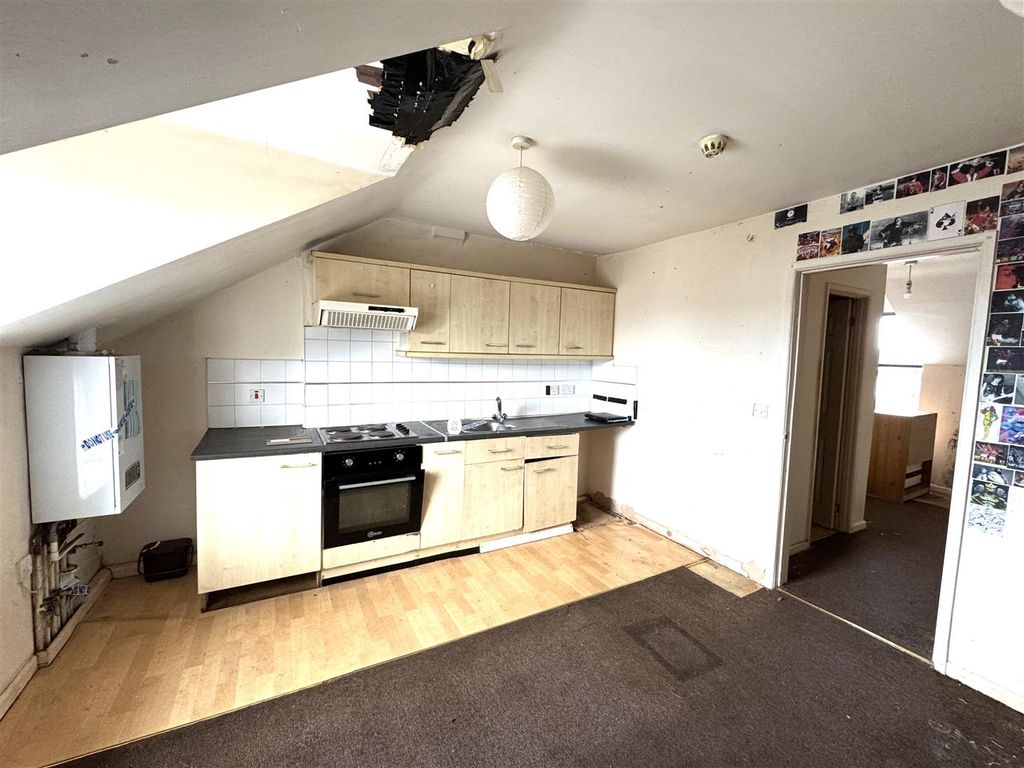 Property photo 3 of 6 Lounge Kitchen