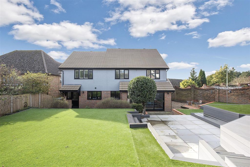 Property photo 2 of 24 14 The Acorns Ph07.Jpg