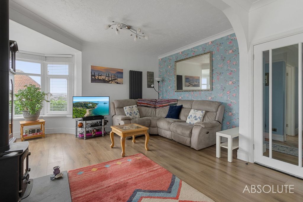 Property photo 3 of 23 Lounge