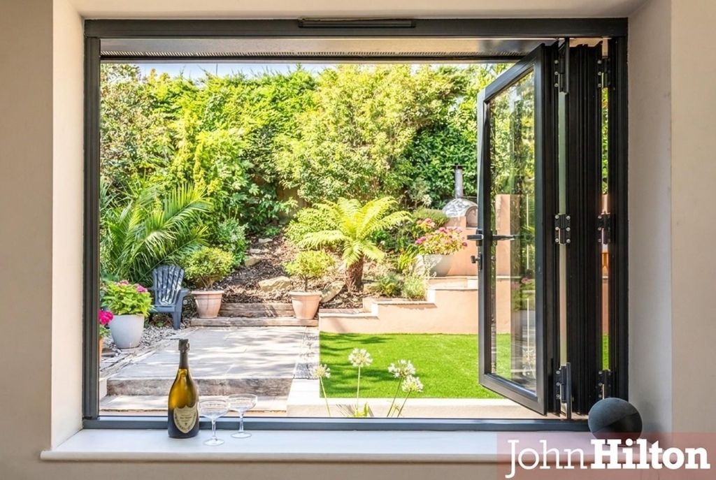 Property photo 2 of 32 Wanderdown Close Ai5.Jpg