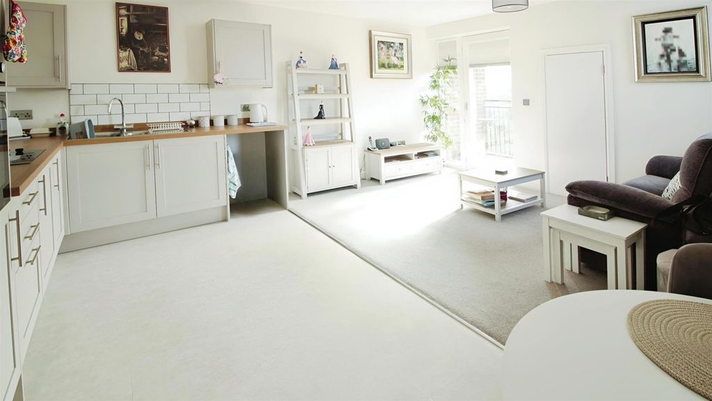 Property photo 2 of 7 Kitchen/Dining/Lounge