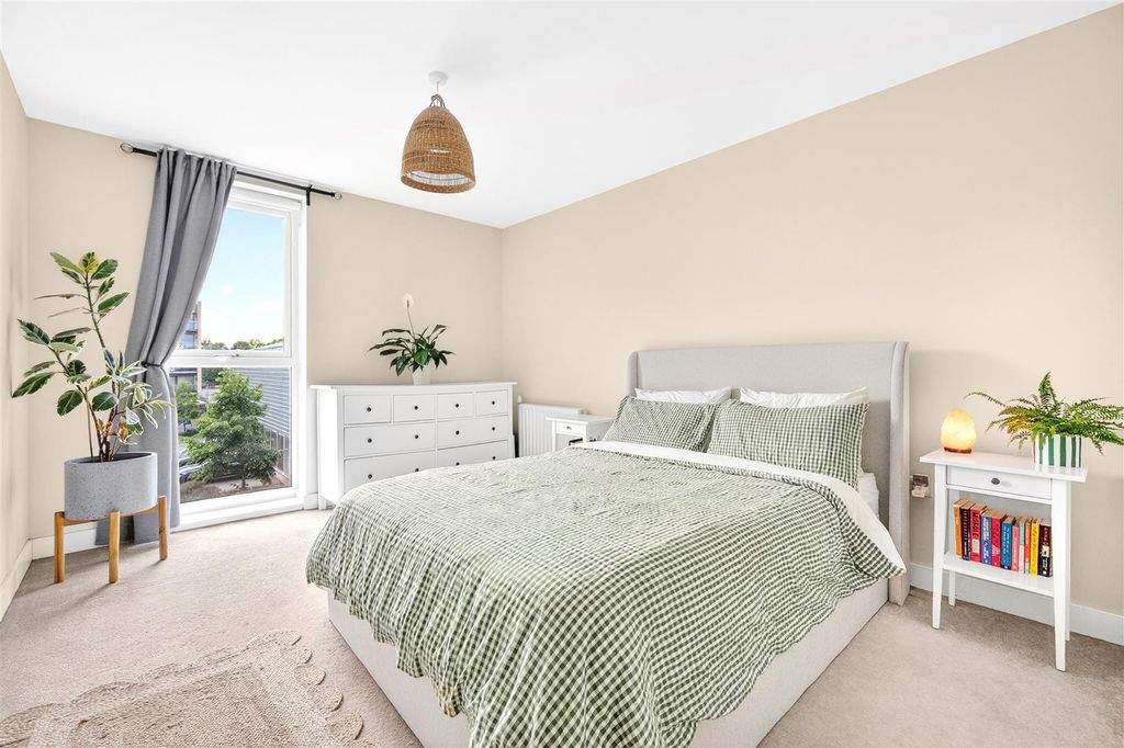 Property photo 3 of 16 Furrow House, E4