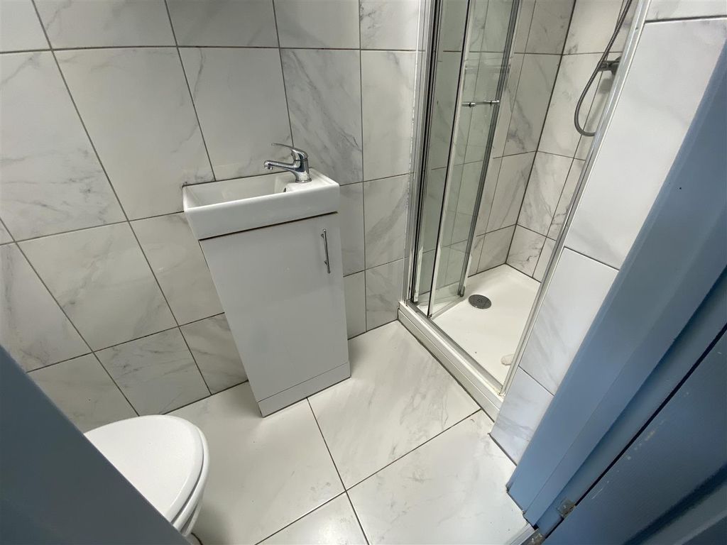 Property photo 2 of 11 Ensuite Shower Room 2