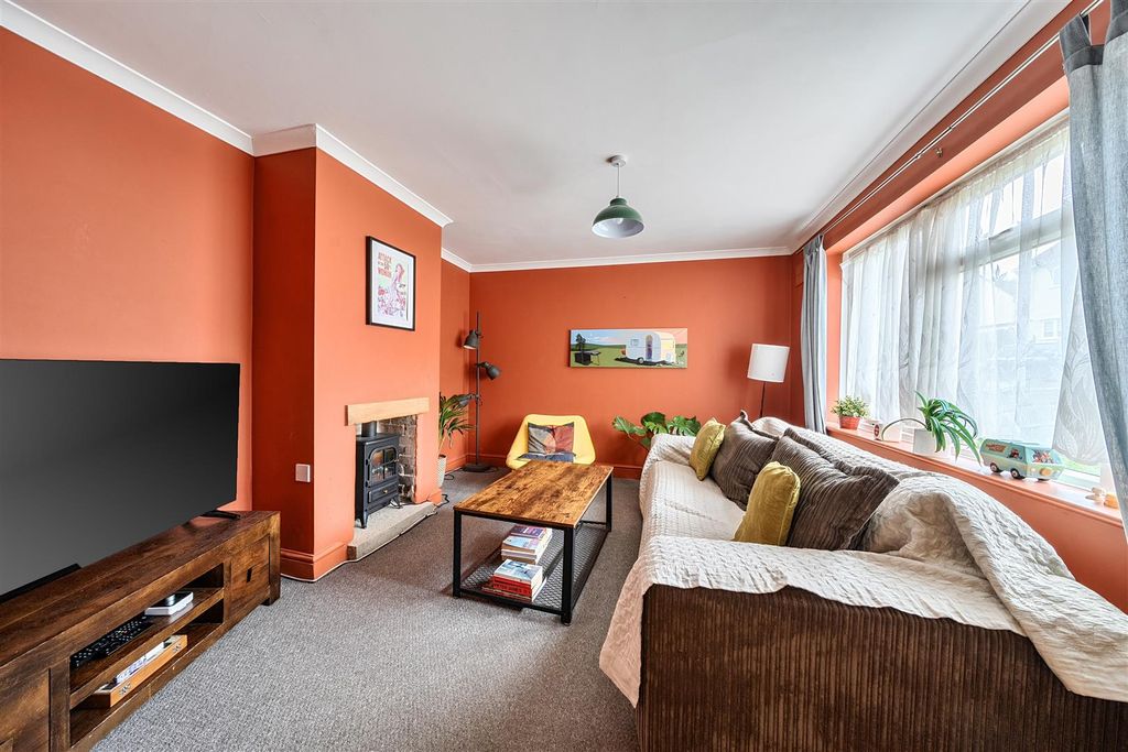 Property photo 3 of 16 Lounge