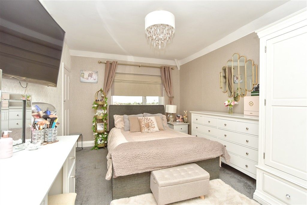 Property photo 1 of 18 Bedroom 1