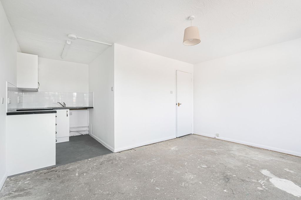 Property photo 2 of 12 Kitchen/Reception