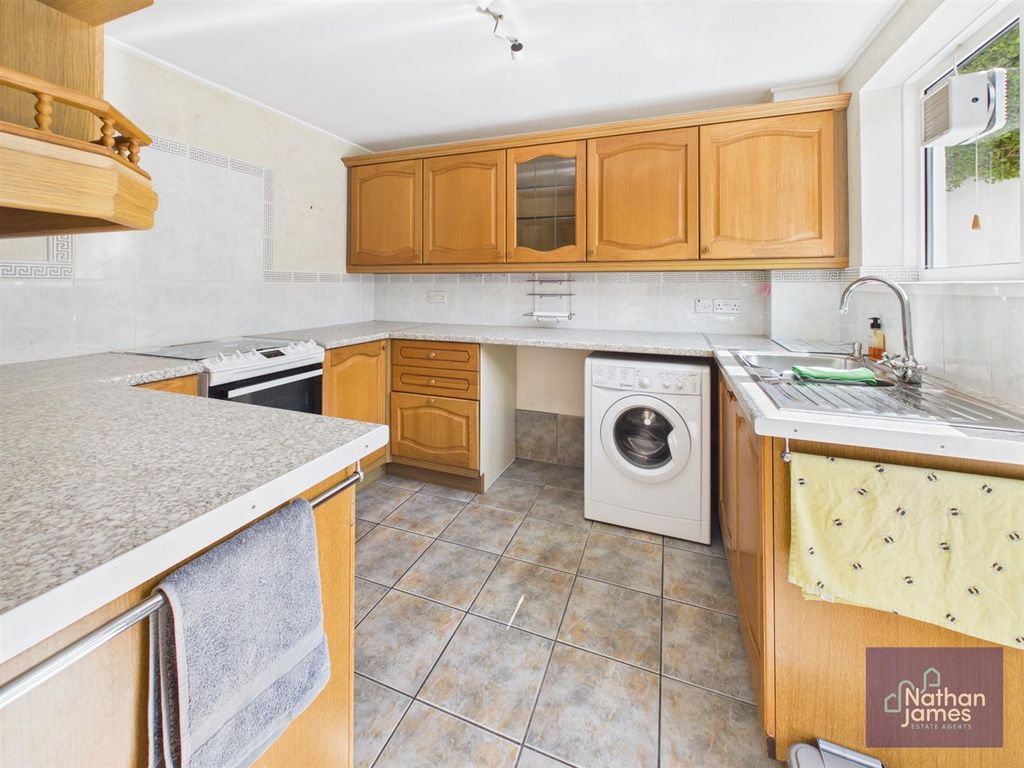 Property photo 3 of 17 Kitchen