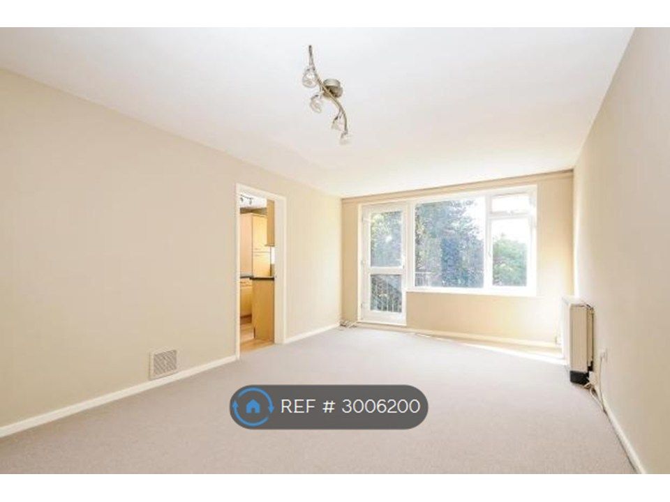 Property photo 3 of 7 Front Room