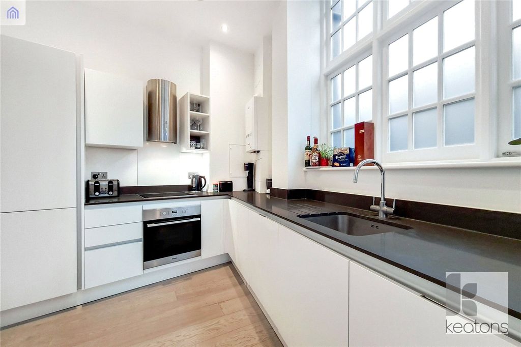 Property photo 3 of 11 Kitchen