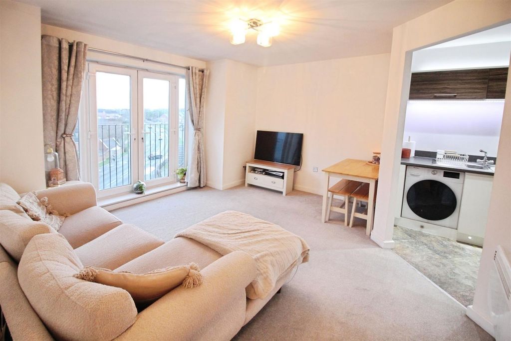 Property photo 3 of 10 Lounge