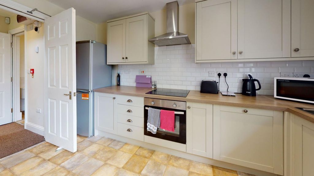 Property photo 2 of 8 Flat_2_180_Derby_Road_07.Jpg