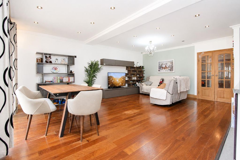 Property photo 2 of 31 Livingdining