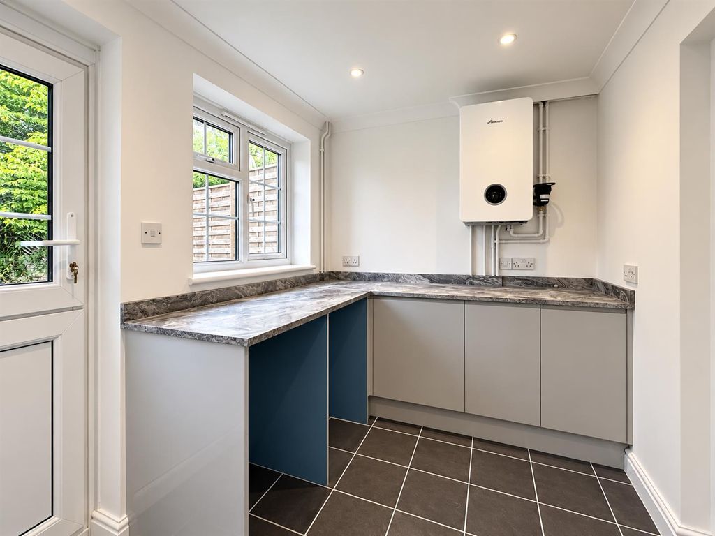 Property photo 3 of 11 Chelsea House 9 .Png