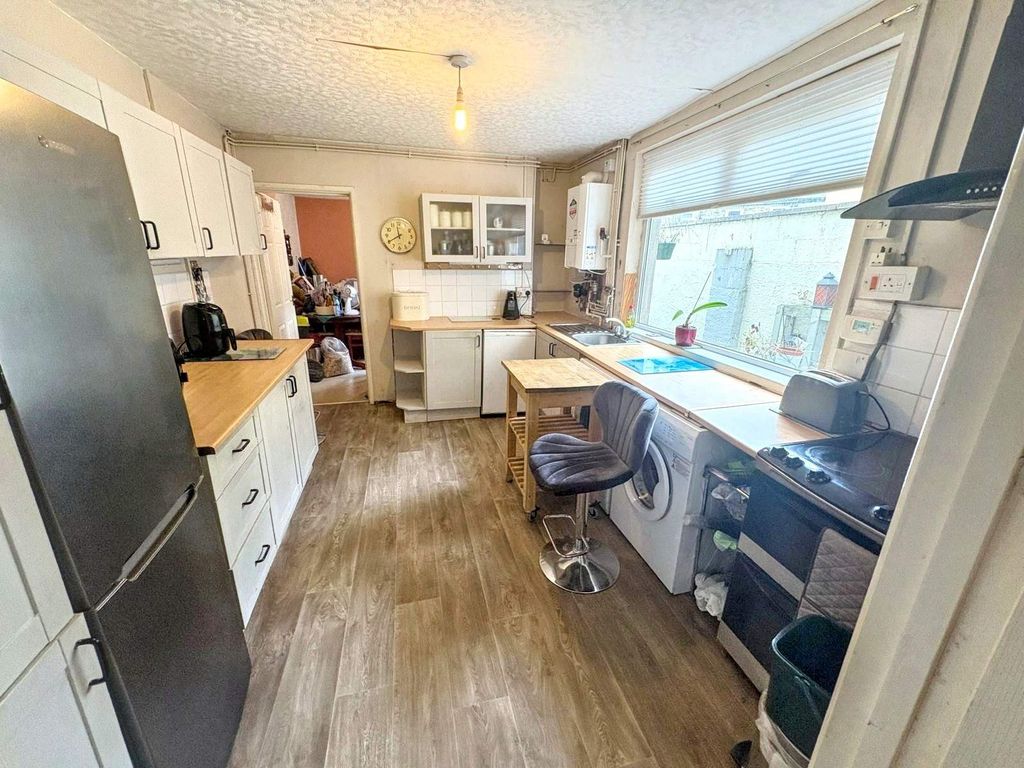 Property photo 3 of 10 Kitchen