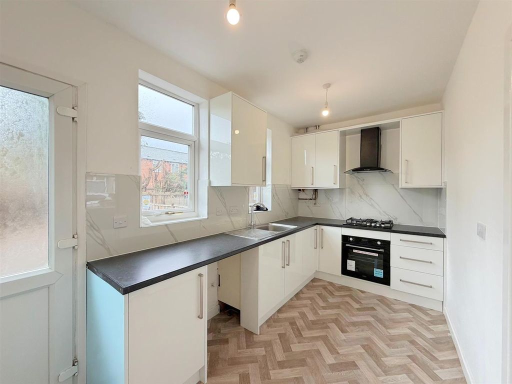 Property photo 3 of 11 Kitchen