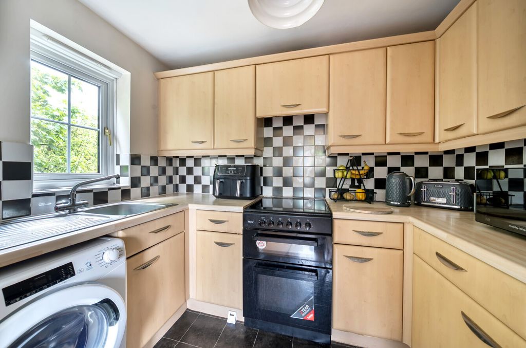 Property photo 3 of 11 Kitchen