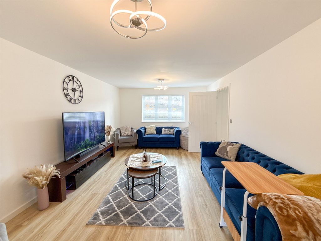 Property photo 3 of 38 Lounge