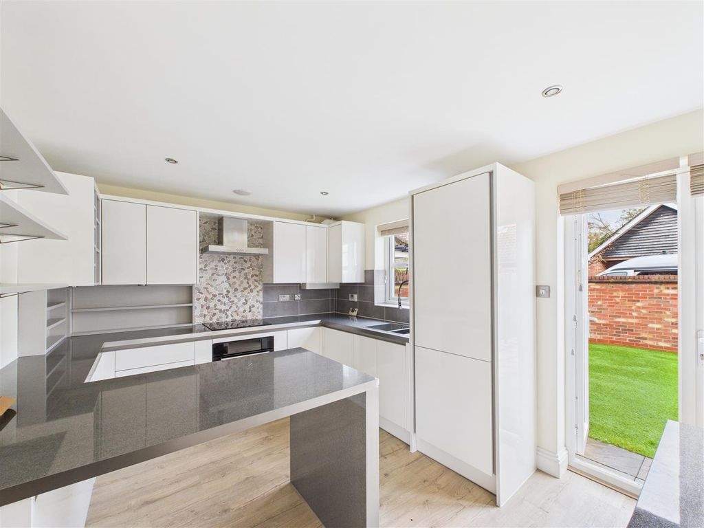 Property photo 3 of 10 Cam03303G0-Pr0240-Still010.Jpg