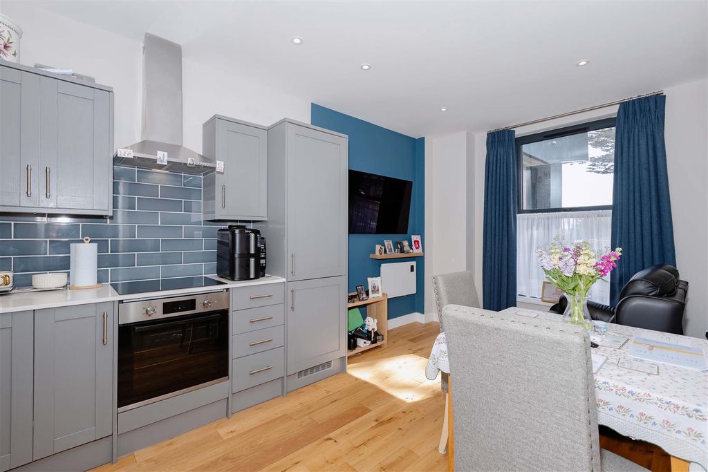 Property photo 2 of 10 Columbia House_2.Jpg