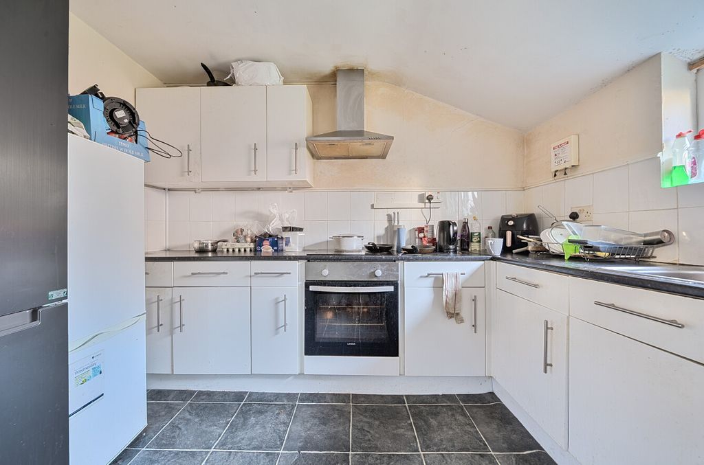 Property photo 2 of 10 1406464-11-697Ca1...