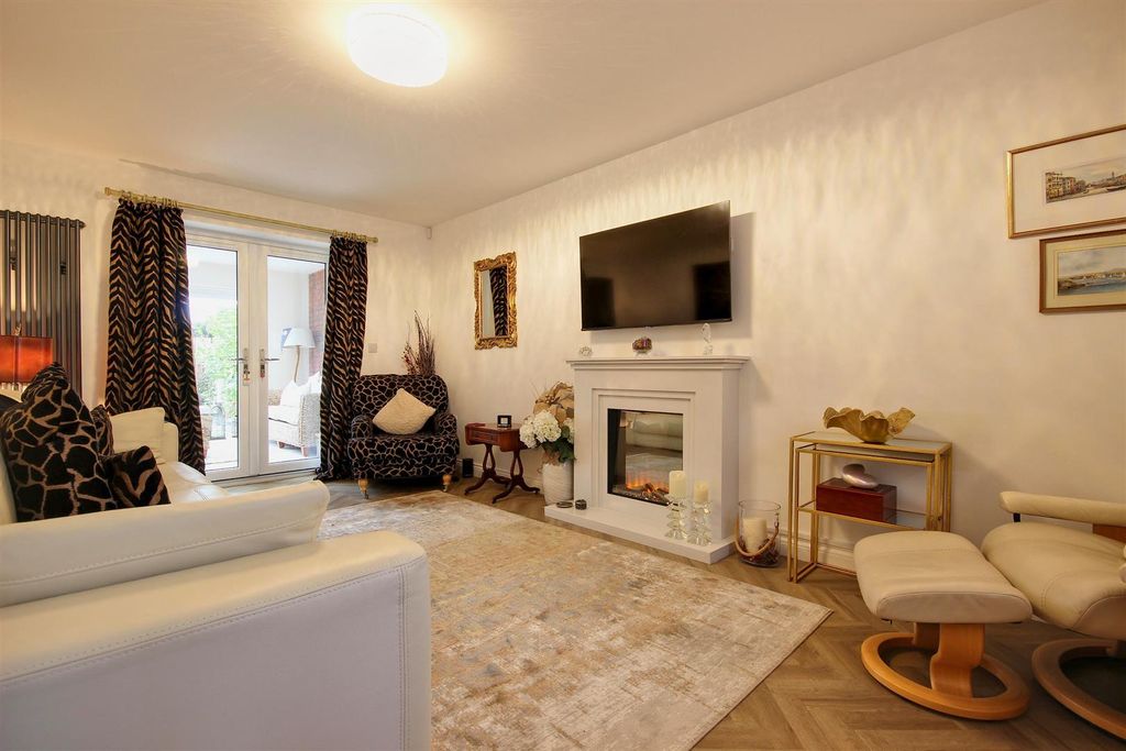 Property photo 2 of 23 Lounge