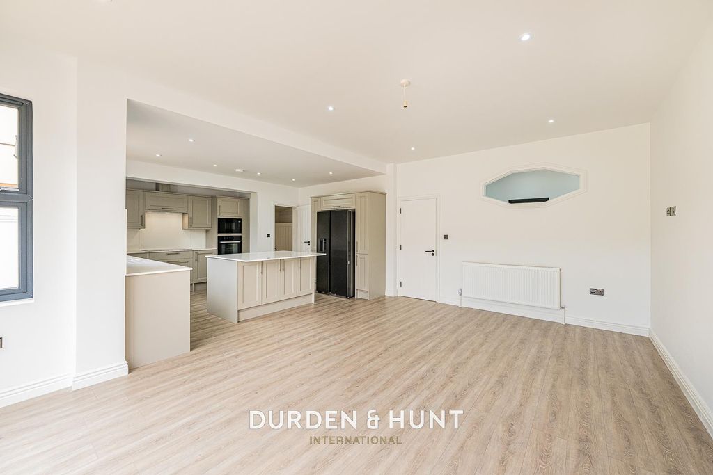 Property photo 3 of 43 Hollybush-29.Jpg