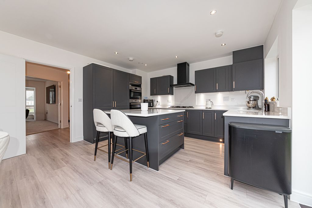 Property photo 3 of 18 Kitchen