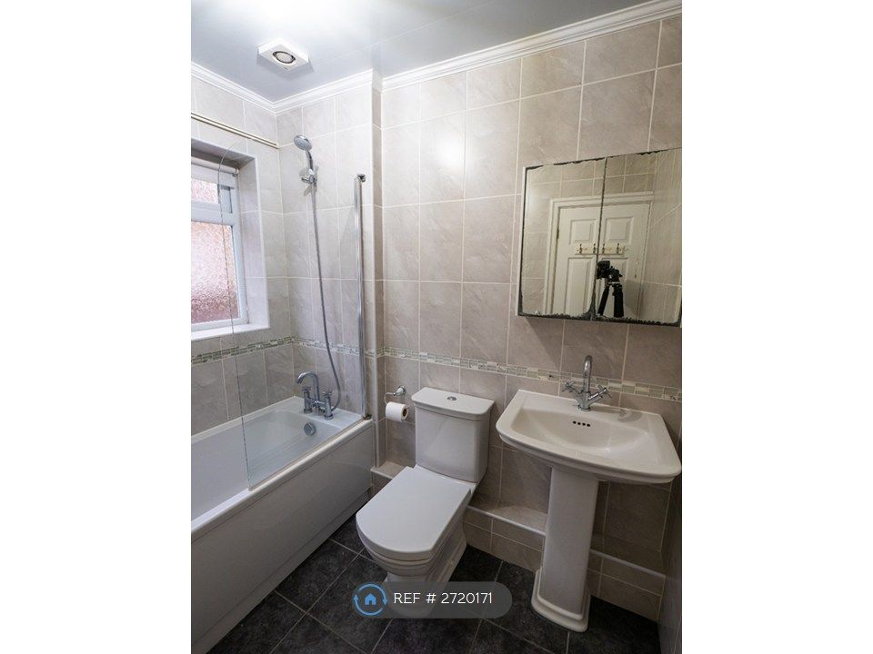 Property photo 2 of 20 Bathroom