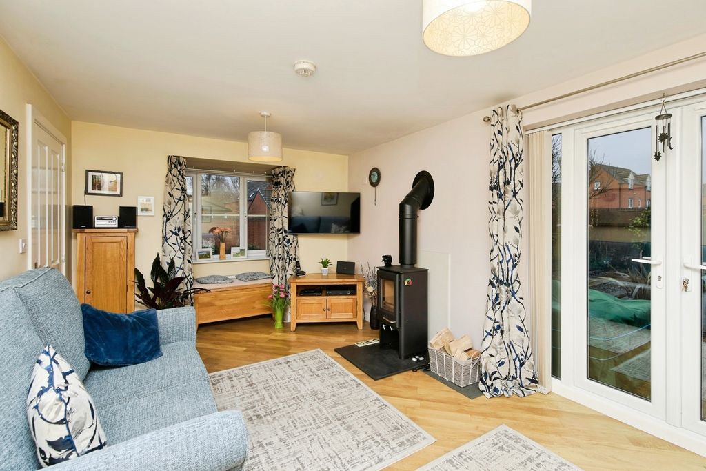 Property photo 3 of 18 Lounge