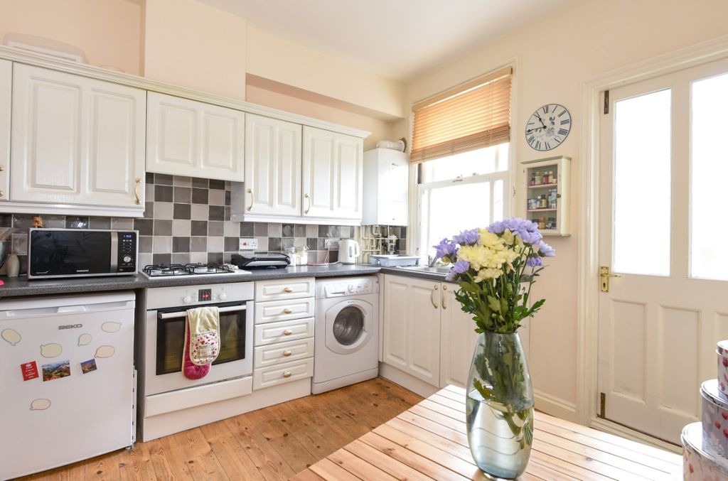 Property photo 1 of 8 Kitchen