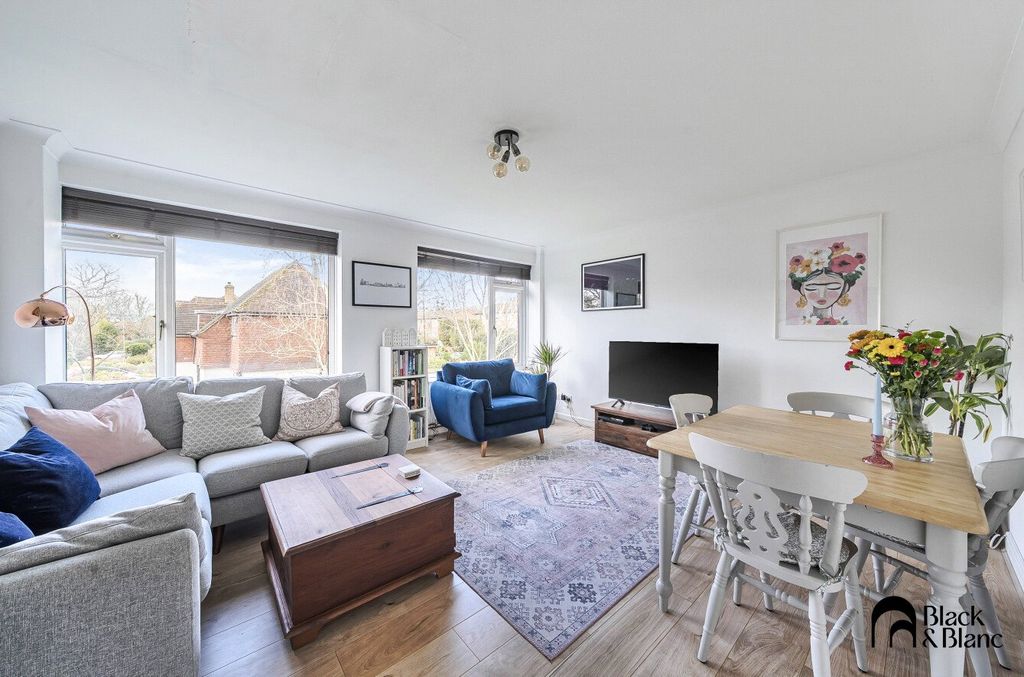 Property photo 2 of 12 Living/ Dining Room