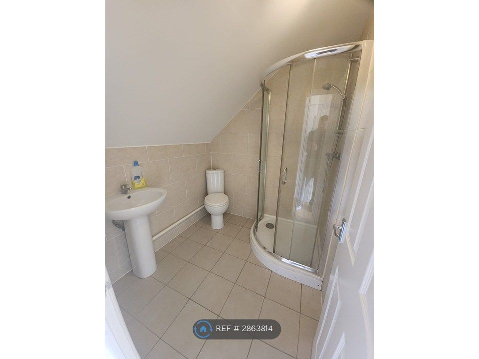 Property photo 2 of 10 Bathroom 1