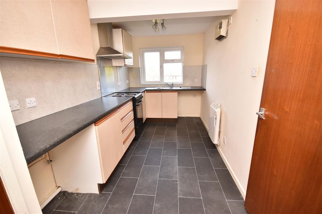 Property photo 3 of 7 Kitchen
