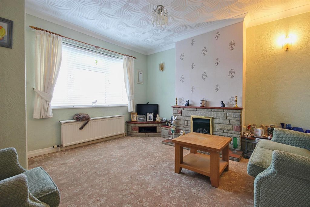 Property photo 2 of 14 Lounge